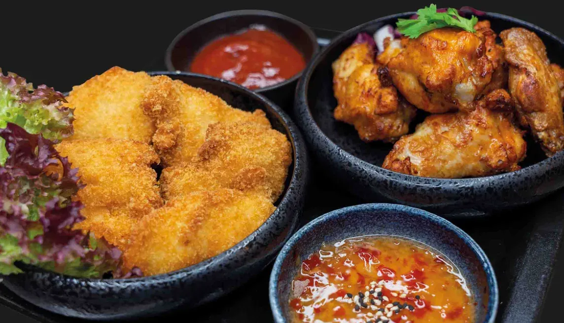 Hausgemachte Maishähnchen Wings — angerichtet